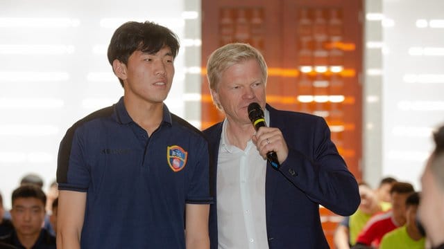 Will China bei der Ausbildung von Torhütern und Trainern Hilfestellung leisten: Oliver Kahn (r) in Peking. Will China bei der Ausbildung von Torhütern und Trainern Hilfestellung leisten: Oliver Kahn (r) in Peking.