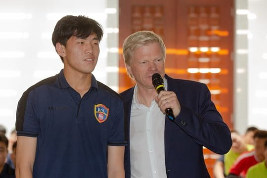Will China bei der Ausbildung von Torhütern und Trainern Hilfestellung leisten: Oliver Kahn (r) in Peking.