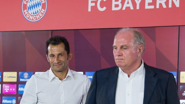 Bleiben während der US-Reise des Teams daheim: Sportdirektor Hasan Salihamidzic (l) und Präsident Uli Hoeneß. Bleiben während der US-Reise des Teams daheim: Sportdirektor Hasan Salihamidzic (l) und Präsident Uli Hoeneß.