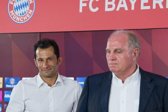 Bleiben während der US-Reise des Teams daheim: Sportdirektor Hasan Salihamidzic (l) und Präsident Uli Hoeneß.
