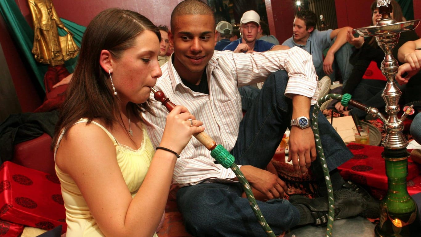 Mädchen raucht Wasserpfeife in der Shisha-Lounge: Laut Medizinern haben Jugendliche, die Shishas rauchen, ein dreimal höheres Risiko, später auch zu Zigarettenrauchern zu werden.
