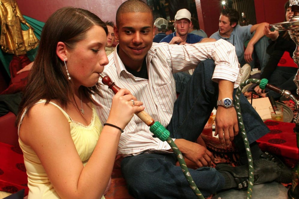 Mädchen raucht Wasserpfeife in der Shisha-Lounge: Laut Medizinern haben Jugendliche, die Shishas rauchen, ein dreimal höheres Risiko, später auch zu Zigarettenrauchern zu werden.