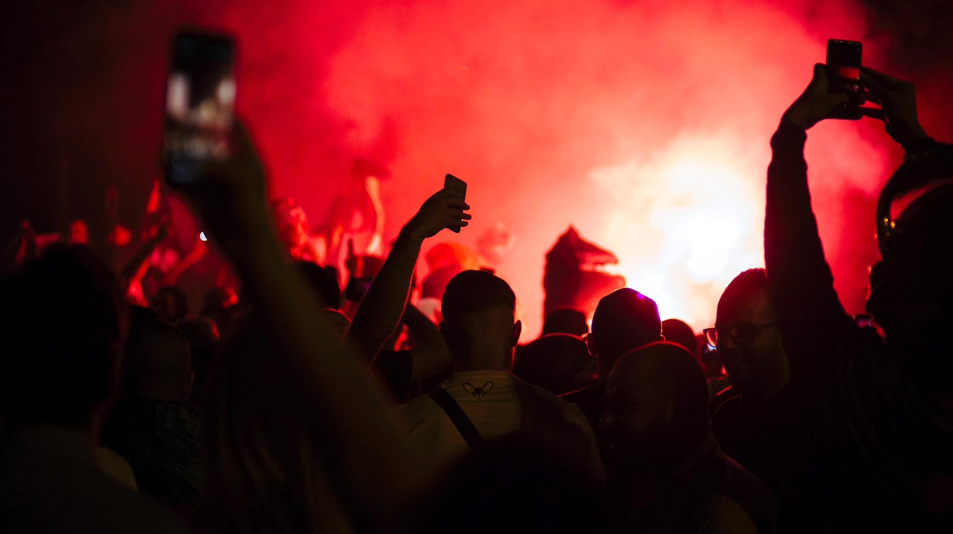 In der Nähe des Triumphbogens in Paris brennen algerische Fans bengalische Feuer ab: Bei den Siegesfeiern ist es erneut in ganz Frankreich zu Ausschreitungen gekommen.