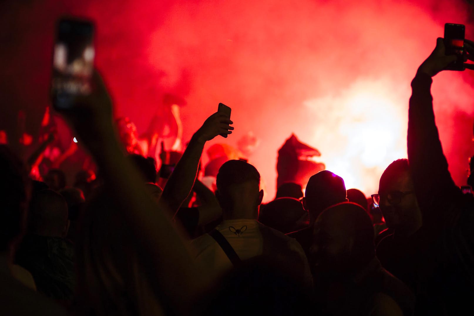 In der Nähe des Triumphbogens in Paris brennen algerische Fans bengalische Feuer ab: Bei den Siegesfeiern ist es erneut in ganz Frankreich zu Ausschreitungen gekommen.