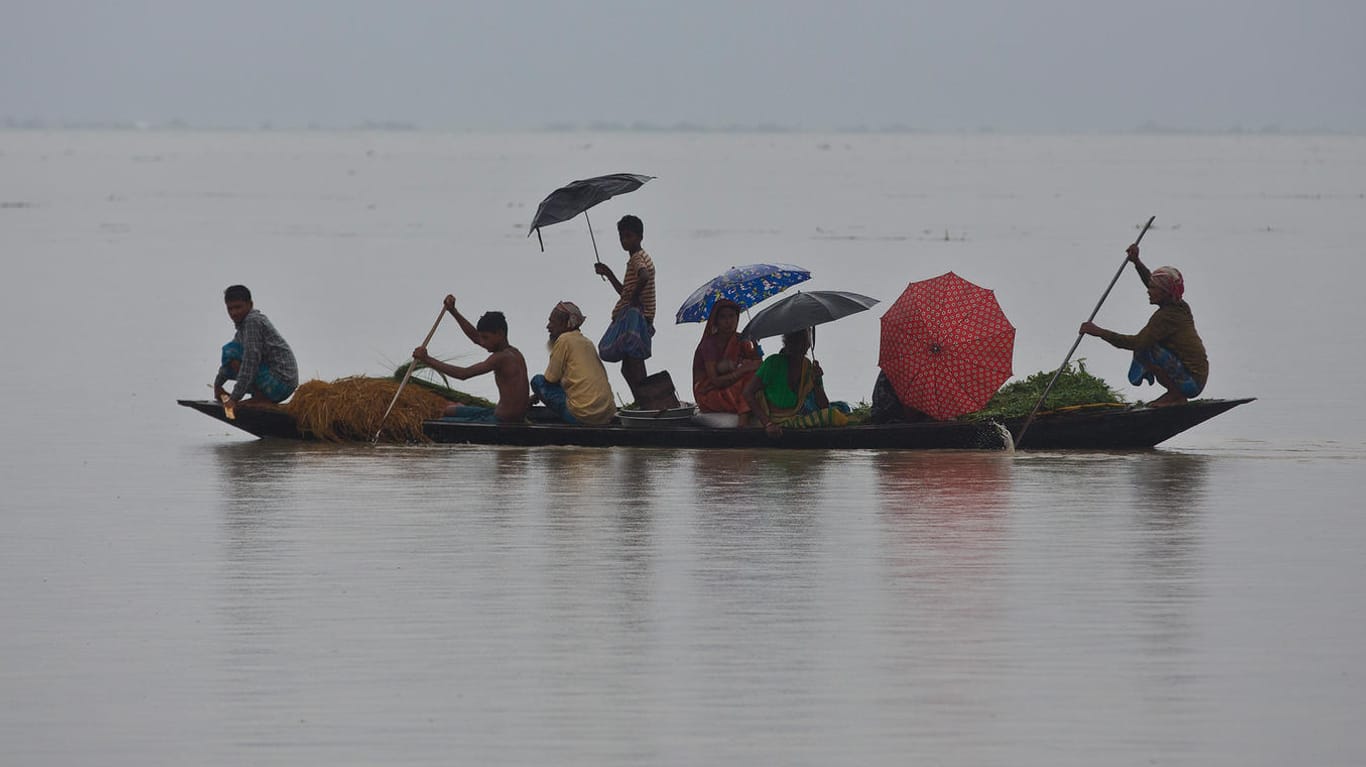 Menschen auf der Fluch vor dem Monsun: Durch den starken Regen werden Erdrutsche und Überschwemmungen ausgelöst.