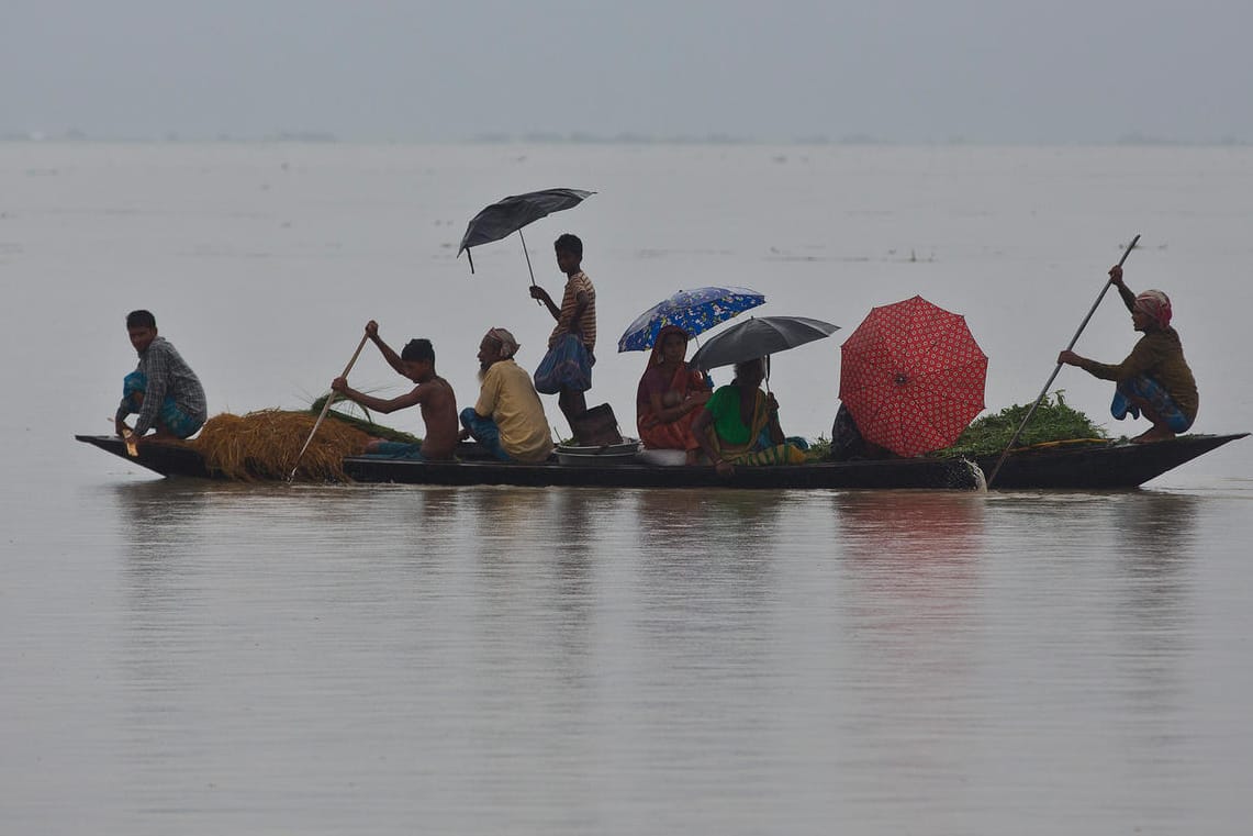 Menschen auf der Fluch vor dem Monsun: Durch den starken Regen werden Erdrutsche und Überschwemmungen ausgelöst.