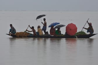 Menschen auf der Fluch vor dem Monsun: Durch den starken Regen werden Erdrutsche und Überschwemmungen ausgelöst.