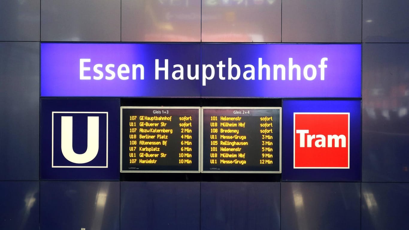 Anzeigern für die Fahrten der Ruhrbahn ab Essen Hauptbahnhof: In Sommerferien müssen sich Fahrgäste auf Änderungen im Fahrplan einstellen.