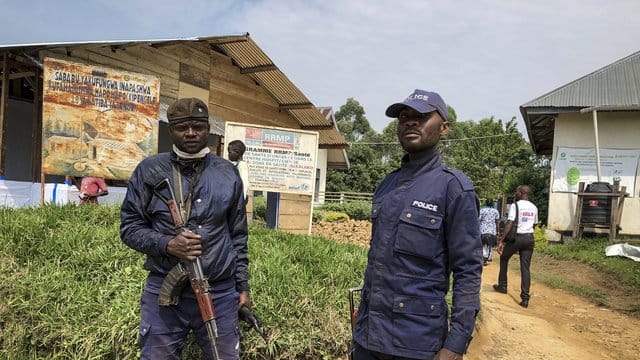 Kongolesische Polizisten bewachen ein Gesundheitszentrum, in dem Ebola-Impfungen stattfinden (Archiv). Kongolesische Polizisten bewachen ein Gesundheitszentrum, in dem Ebola-Impfungen stattfinden (Archiv).
