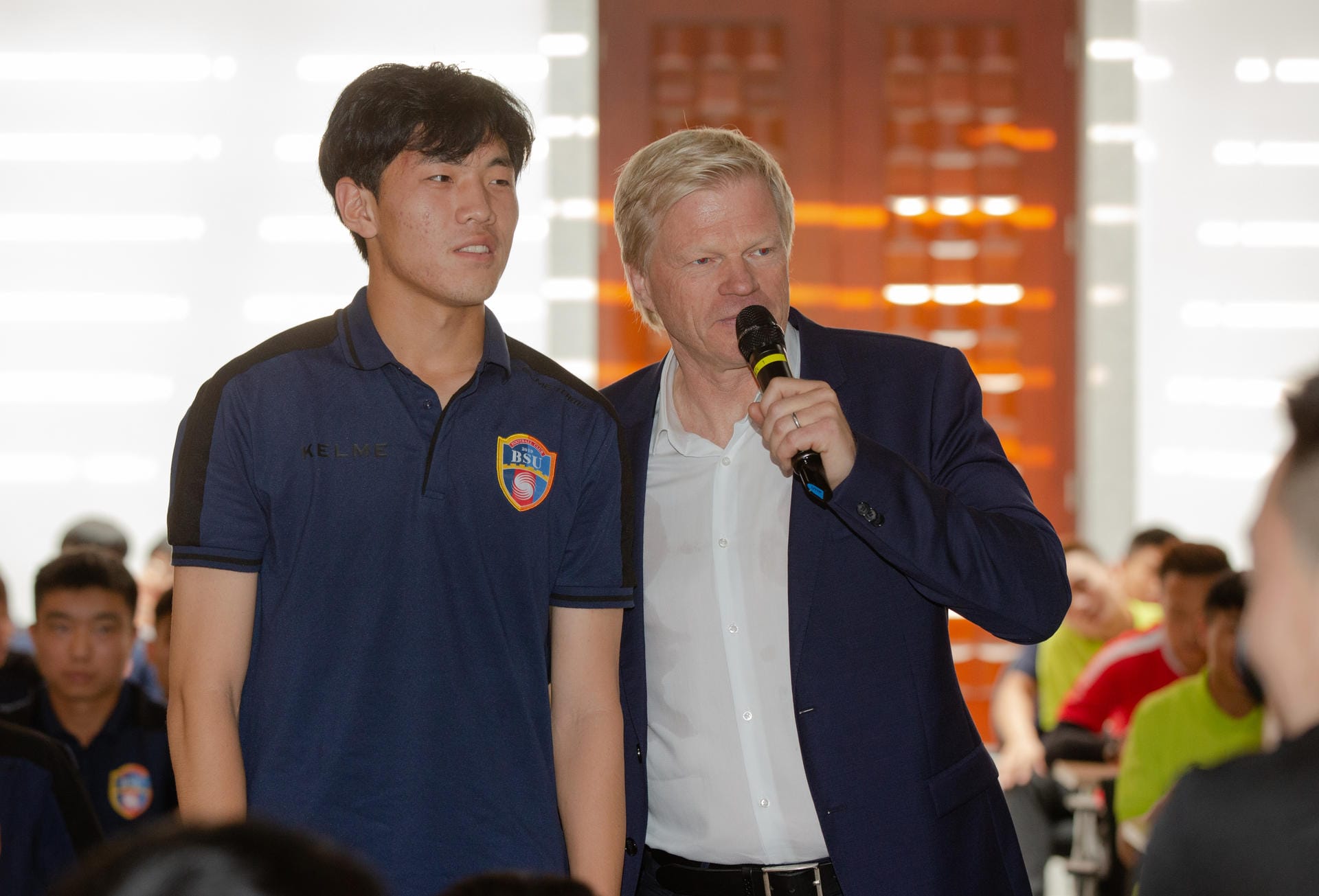 Oliver Kahn bei seiner Antrittsrede in Peking: Er will den Chinesen beim Traum vom WM-Titel helfen.