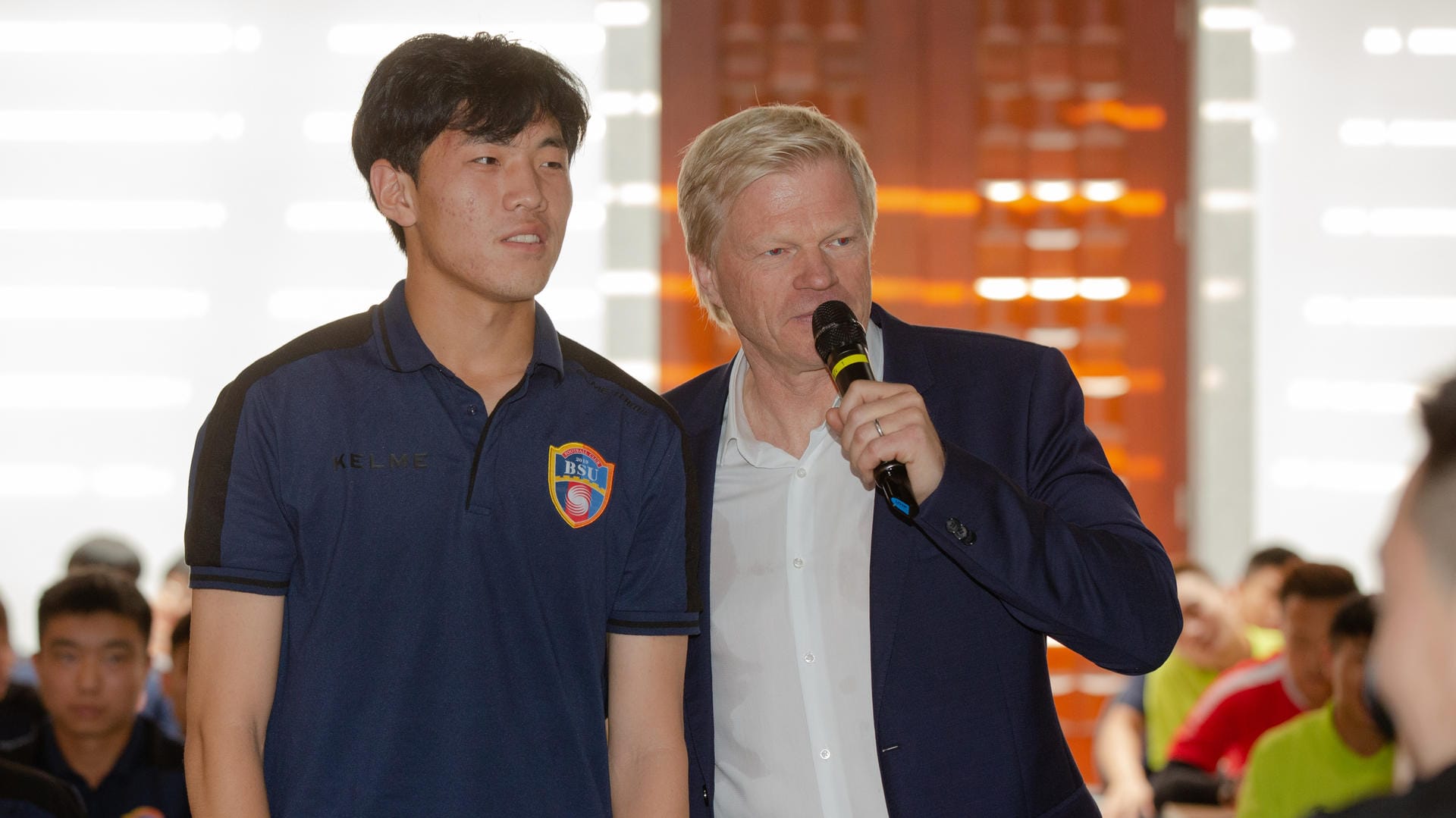 Oliver Kahn bei seiner Antrittsrede in Peking: Er will den Chinesen beim Traum vom WM-Titel helfen.