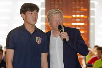Oliver Kahn bei seiner Antrittsrede in Peking: Er will den Chinesen beim Traum vom WM-Titel helfen.