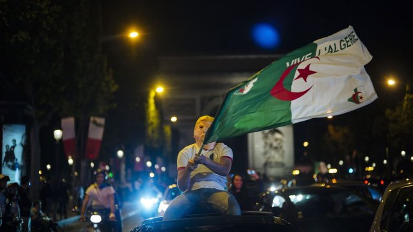 Algerische Fans feiern in Paris des Einzug ihrer Nationalmannschaft ins Finale des Africa-Cups.