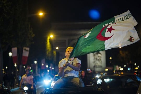 Algerische Fans feiern in Paris des Einzug ihrer Nationalmannschaft ins Finale des Africa-Cups.