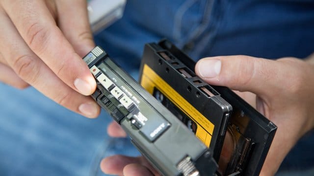 "Mama, was ist das denn?" - Nur noch jeder zweite Jugendliche zwischen 10 und 18 Jahren weiß, was ein Walkman ist. "Mama, was ist das denn?" - Nur noch jeder zweite Jugendliche zwischen 10 und 18 Jahren weiß, was ein Walkman ist.