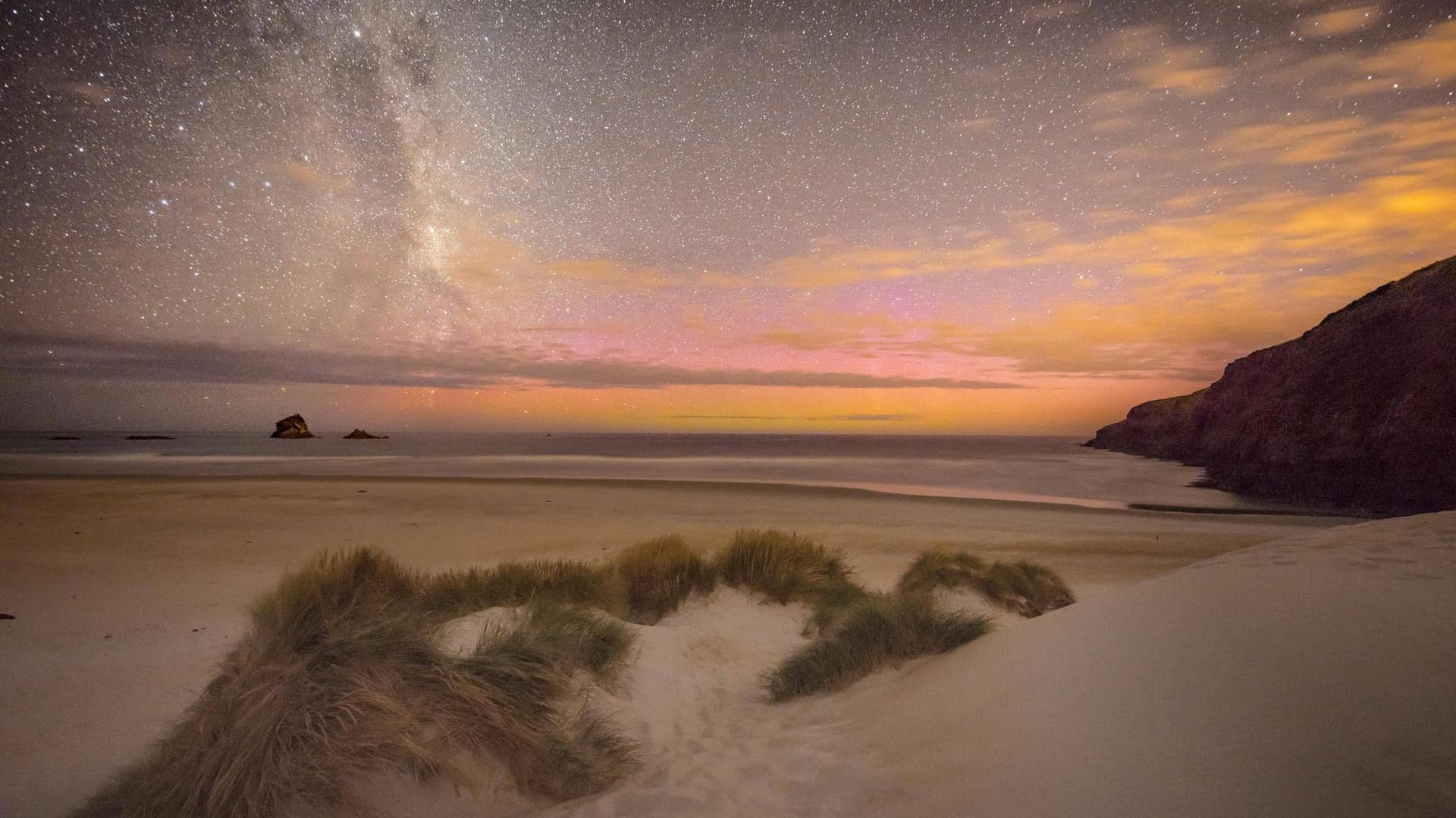 Sonnenuntergang am Strand: Unter dem Sternenhimmel am Strand zu schlafen, ist auch in Deutschland möglich.