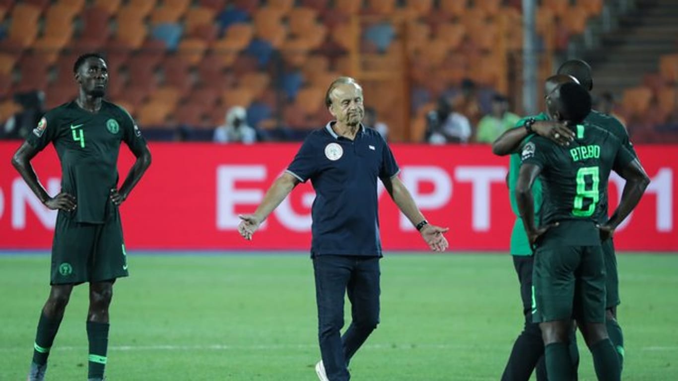 betreut seit August 2016 die "Super Eagles": Nigerias Trainer Gernot Rohr (M) zeigt sich nach dem Aus beim Afrika-Cup enttäuscht.