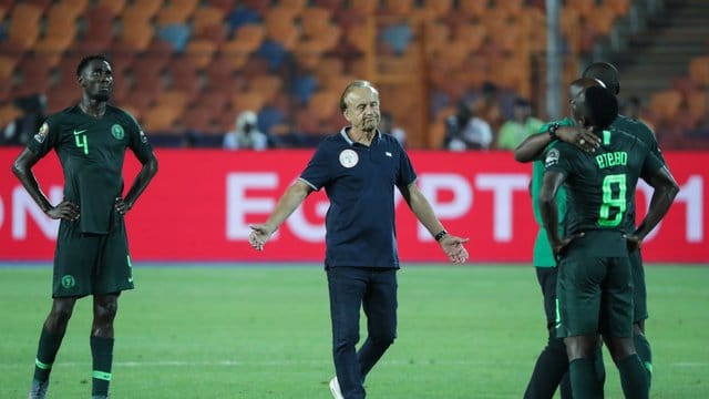 betreut seit August 2016 die "Super Eagles": Nigerias Trainer Gernot Rohr (M) zeigt sich nach dem Aus beim Afrika-Cup enttäuscht. betreut seit August 2016 die "Super Eagles": Nigerias Trainer Gernot Rohr (M) zeigt sich nach dem Aus beim Afrika-Cup enttäuscht.