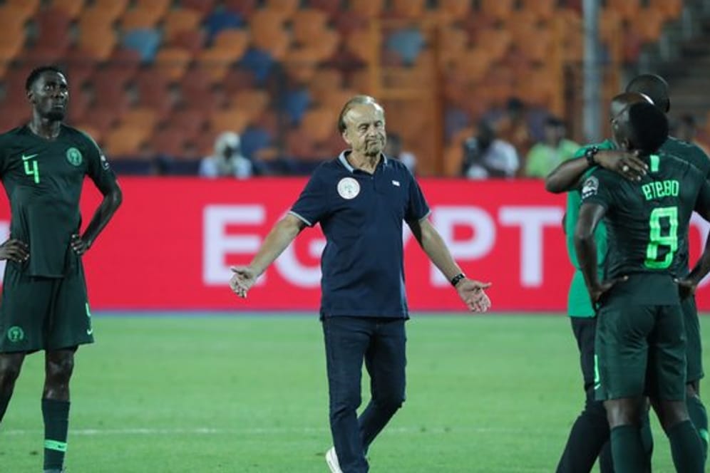 betreut seit August 2016 die "Super Eagles": Nigerias Trainer Gernot Rohr (M) zeigt sich nach dem Aus beim Afrika-Cup enttäuscht.