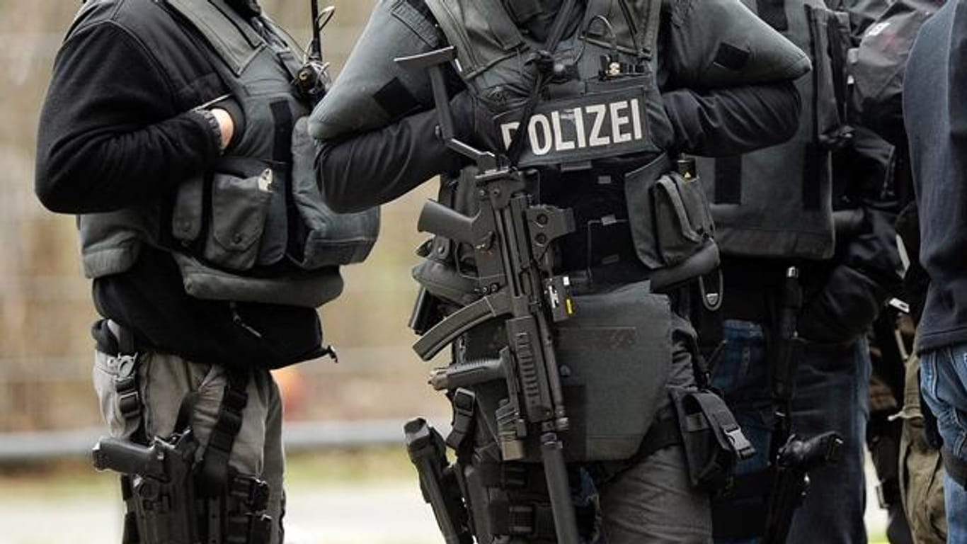 Polizisten mit schwerer Ausrüstung: In Köln-Kalk kam es zu einer blutigen Auseinandersetzung.