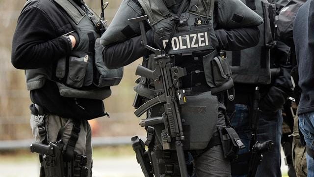 Polizisten mit schwerer Ausrüstung: In Köln-Kalk kam es zu einer blutigen Auseinandersetzung. Polizisten mit schwerer Ausrüstung: In Köln-Kalk kam es zu einer blutigen Auseinandersetzung.