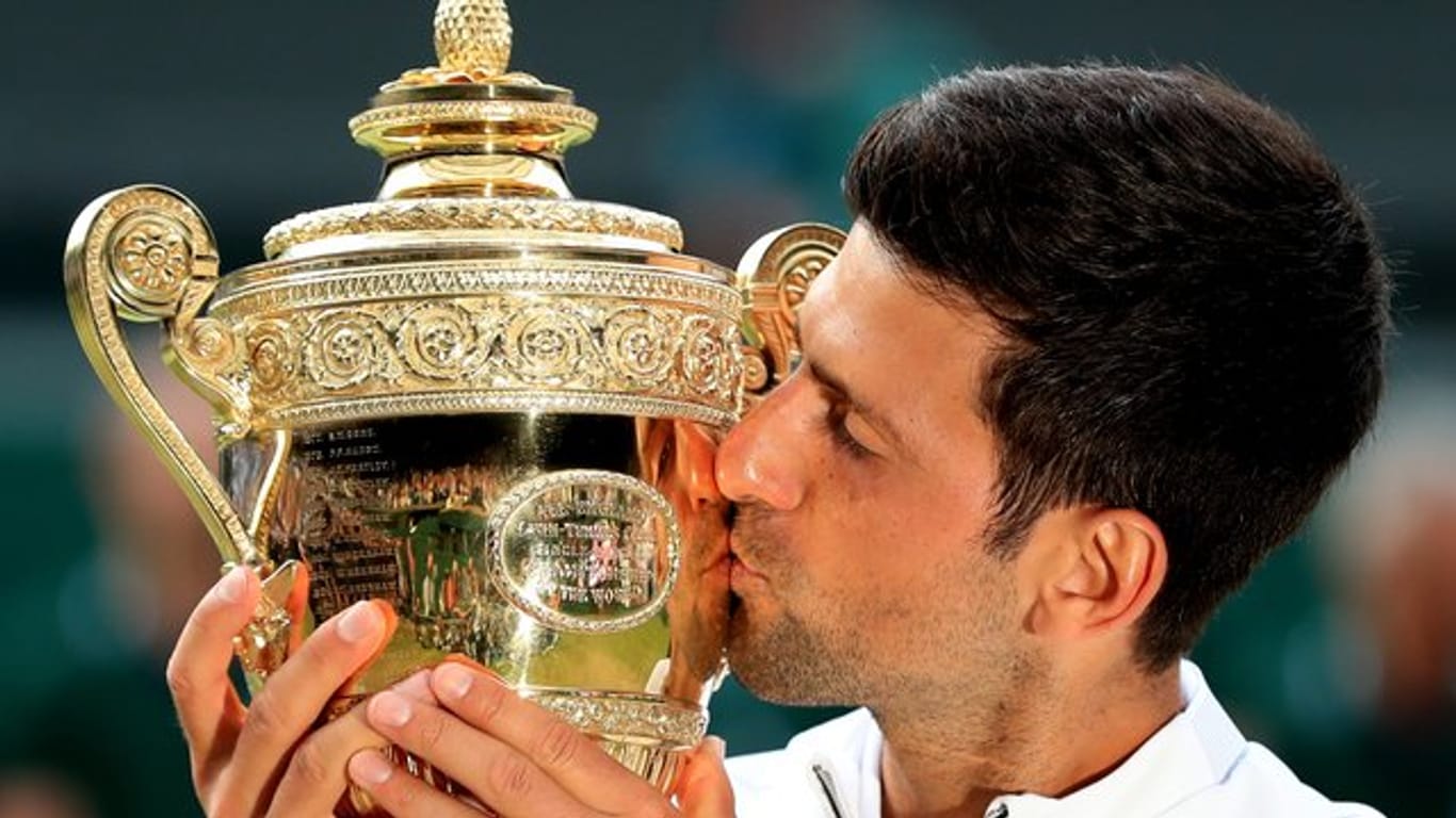 Novak Djokovic küsst bei der Siegerehrung die Trophäe für den Finalgewinner.