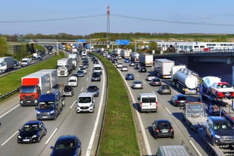 Stau auf der Autobahn A1: Eine hohe Staugefahr gilt für Routen von und zu den deutschen Küsten