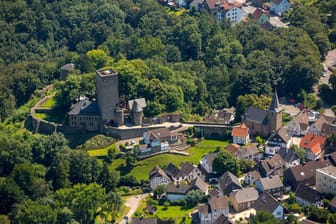 Luftbild der Burg Blankenstein: Die Burg liegt im Hattinger Stadtteil Blankenstein und gehört zum Naturschutzgebiet Alte Ruhr-Katzenstein.