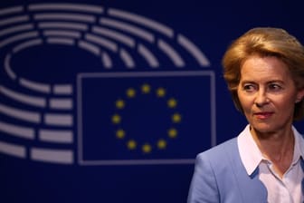 Mit neuen Zusagen hat Ursula von der Leyen am Tag vor der geplanten Wahl zur Präsidentin der EU-Kommission um Unterstützung geworben.