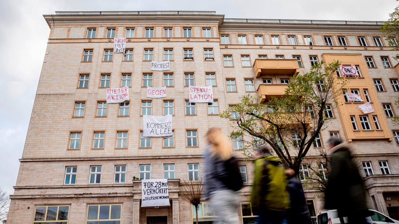 Gebäudefassade in der Karl-Marx-Allee: Berliner sollen sich in ihren Wohnungen und ihrer Stadt wohl fühlen, so Bürgermeister Michael Müller.