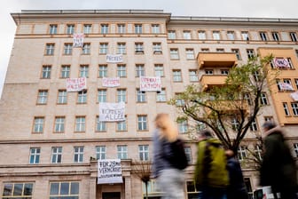Gebäudefassade in der Karl-Marx-Allee: Berliner sollen sich in ihren Wohnungen und ihrer Stadt wohl fühlen, so Bürgermeister Michael Müller.