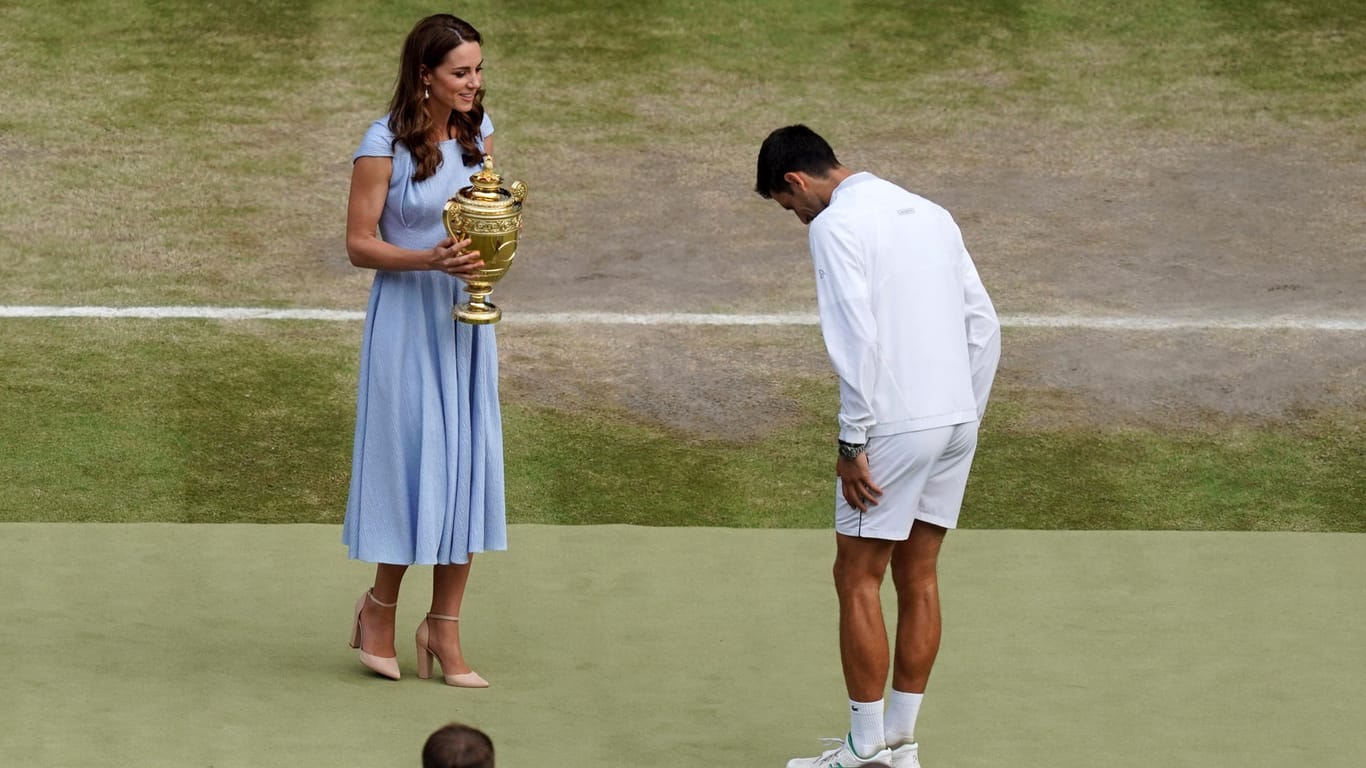 Herzogin Kate: Novak Djokovic verbeugte sich, bevor er die Trophäe bekam.