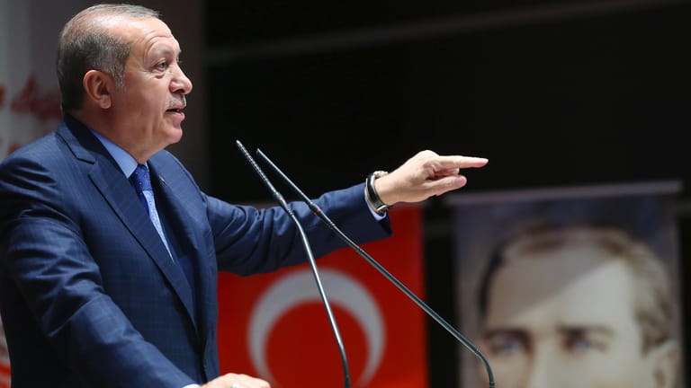 Ankara: Der türkische Staatspräsident Recep Tayyip Erdogan spricht anlässlich des bevorstehenden 1. Jahrestags zum Putschversuch in der Türkei am 15.07.2016.