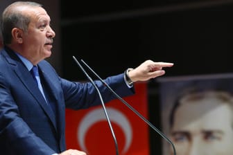 Ankara: Der türkische Staatspräsident Recep Tayyip Erdogan spricht anlässlich des bevorstehenden 1. Jahrestags zum Putschversuch in der Türkei am 15.07.2016.