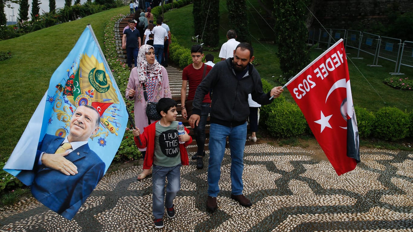 Bürger kommen zum Gedenken an den gescheiterten Putsch zum Präsidentenpalast in Ankara.