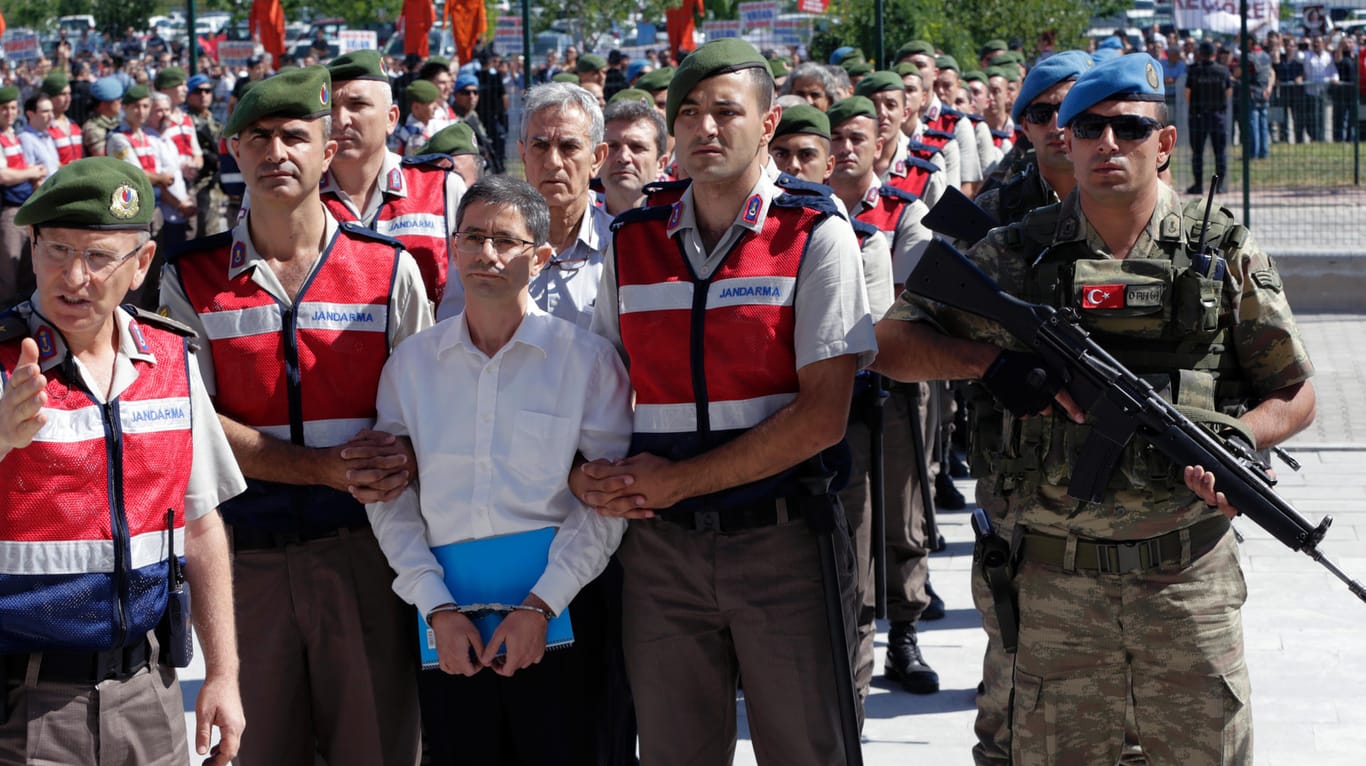 1. August 2017: Paramilitärische Einheiten der Polizei und Mitglieder einer Sondereinheit bringen Kemal Batmaz (M vorne) und den ehemaligen Luftwaffenkommandeur Akin Öztürk (2. Reihe) sowie 484 weitere Verdächtige zu einem Gericht nahe einem Gefängnis bei Ankara.