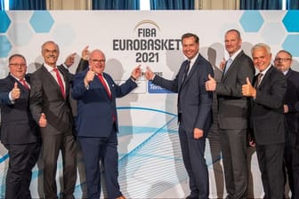 Die Delegation des Deutschen Basketball Bundes feiert in München den EM-Zuschlag.