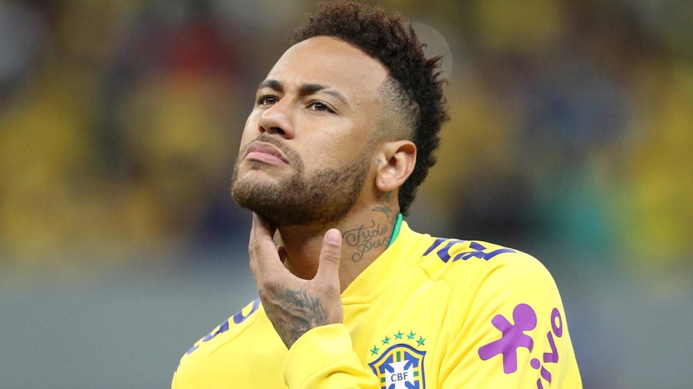 Nachdenklich: Neymar macht aktuell in verschiedenen Bereichen Schlagzeilen.