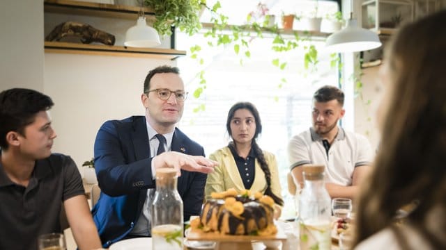 Jens Spahn spricht in Pristina mit Pflegeschülern.