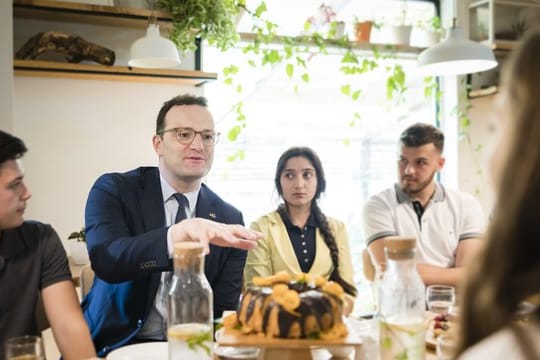 Jens Spahn spricht in Pristina mit Pflegeschülern.