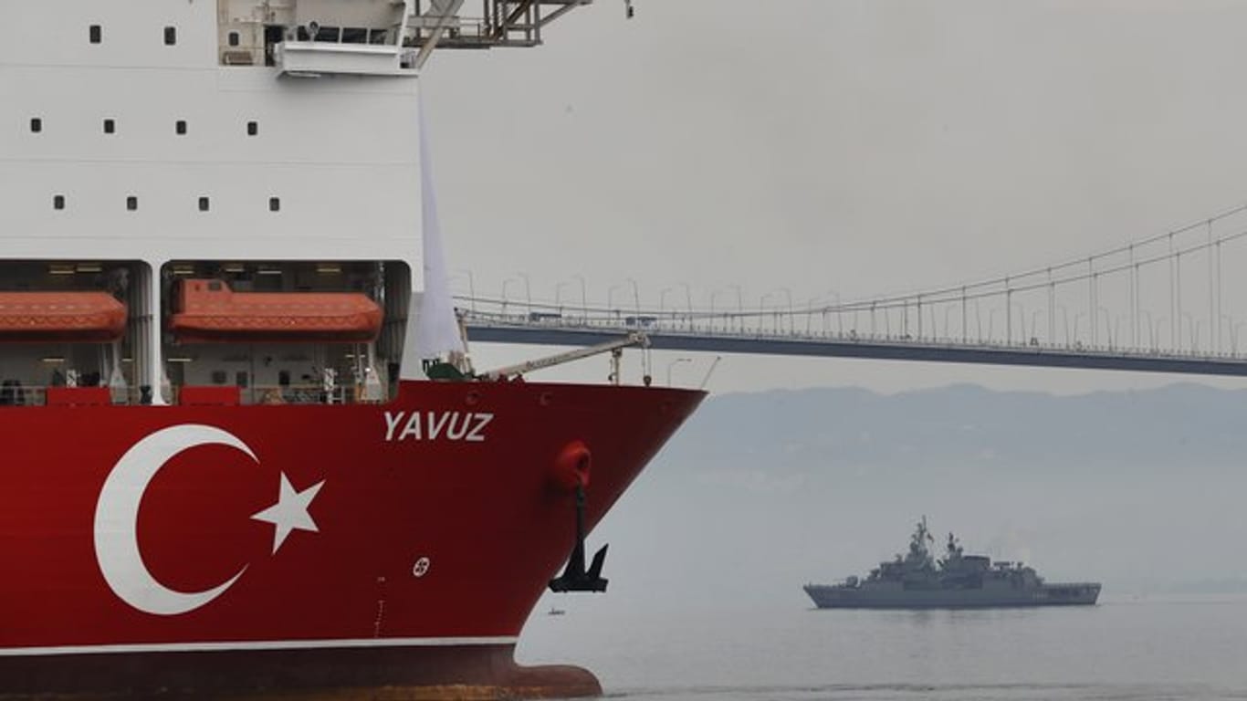 Begleitet von einem Schiff der türkischen Marine, macht sich das Bohrschiff "Yavuz" auf den Weg vor die Küste Zyperns.