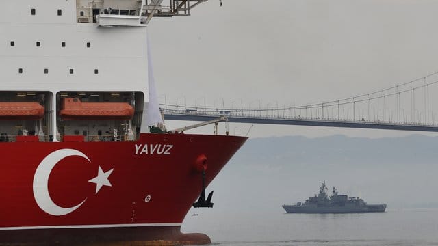 Begleitet von einem Schiff der türkischen Marine, macht sich das Bohrschiff "Yavuz" auf den Weg vor die Küste Zyperns. Begleitet von einem Schiff der türkischen Marine, macht sich das Bohrschiff "Yavuz" auf den Weg vor die Küste Zyperns.