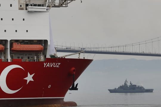 Begleitet von einem Schiff der türkischen Marine, macht sich das Bohrschiff "Yavuz" auf den Weg vor die Küste Zyperns.