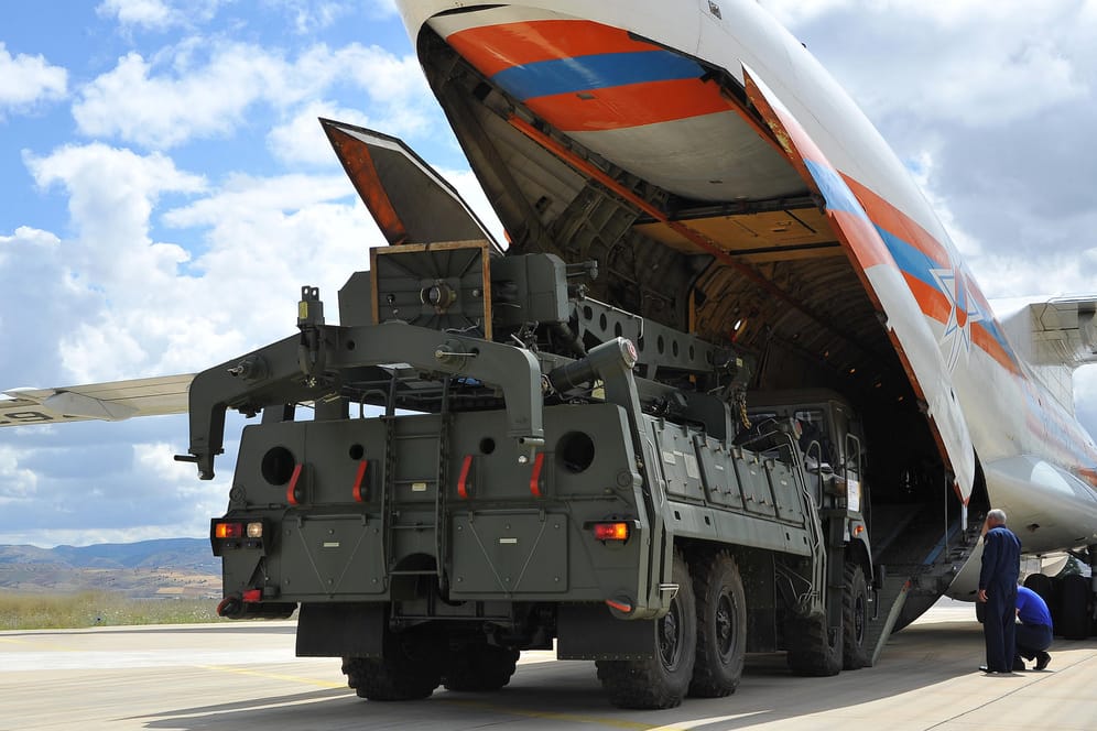 Teile des Raketenabwehrsystems S-400 aus Russland werden auf Luftwaffenstützpunkt Mürted entladen: Erdogan will das System künftig mit Russland zusammen produzieren.