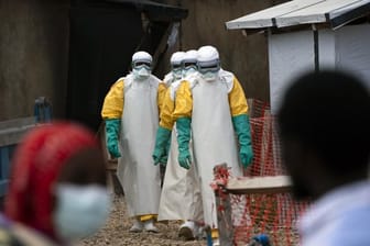 Medizinisches Personal in Schutzanzügen in einem Behandlungszentrum für Ebola-Erkrankte im kongolesischen Beni.