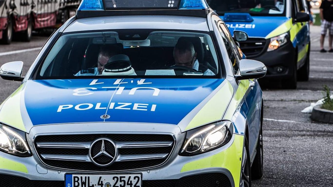 Polizeiautos: In München sucht die Polizei nach einem bewaffneten Mann. (Symbolbild)