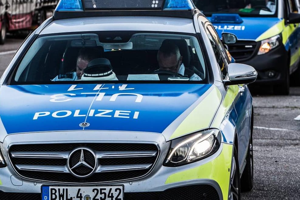 Polizeiautos: In München sucht die Polizei nach einem bewaffneten Mann. (Symbolbild)
