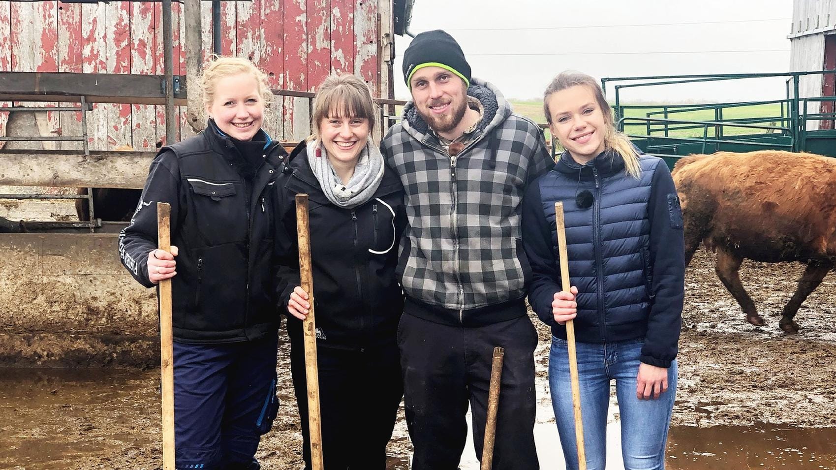 Freddy aus Kanada, hier noch mit Jennika (l.) und Christin, hat sich für Francis (r.) entschieden.