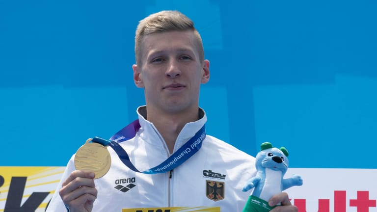 Schwimm-WM 2019: Florian Wellbrock aus Deutschland hält seine Goldmedaille.