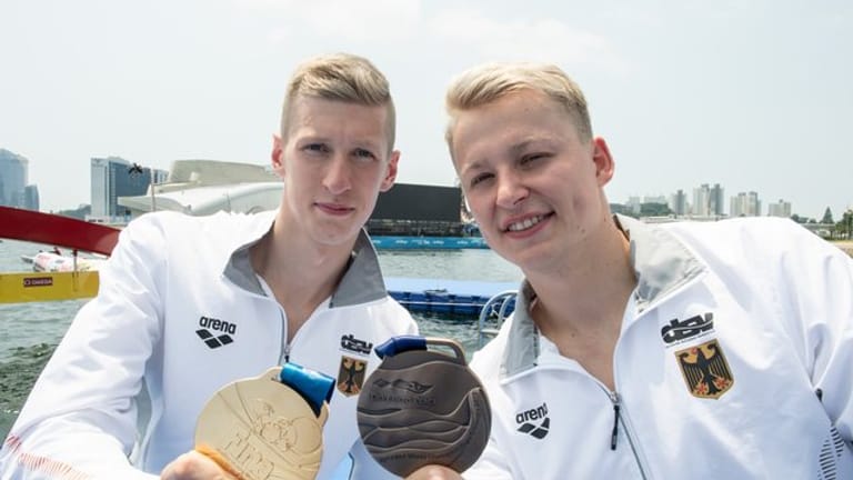 Die Freiwasserschwimmer Florian Wellbrock (l) und Rob Muffels holten über 10 Kilometer Gold und Bronze.